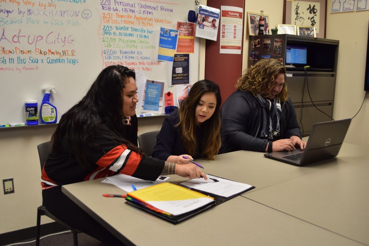 Vy Pham helping students with homework in the AANAPISI Center. 